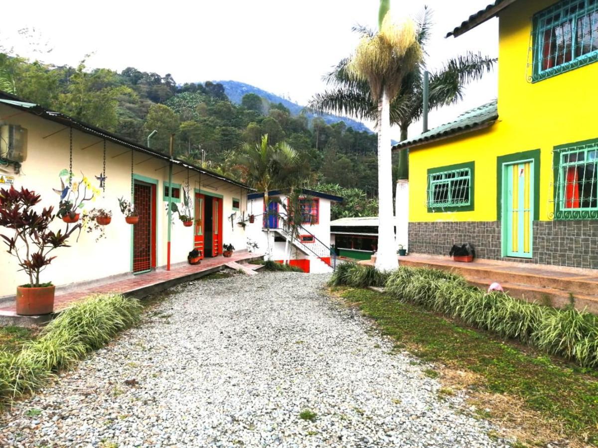 Finca Turistica Santa Clara Hostel Calarca Ngoại thất bức ảnh